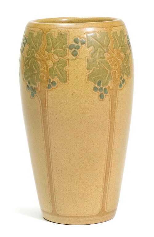 MARBLEHEAD POTTERY VASE, c. 1910 Ceramic with beige and green glaze. The bottom inscribed with factory  mark. H. 19 cm.
