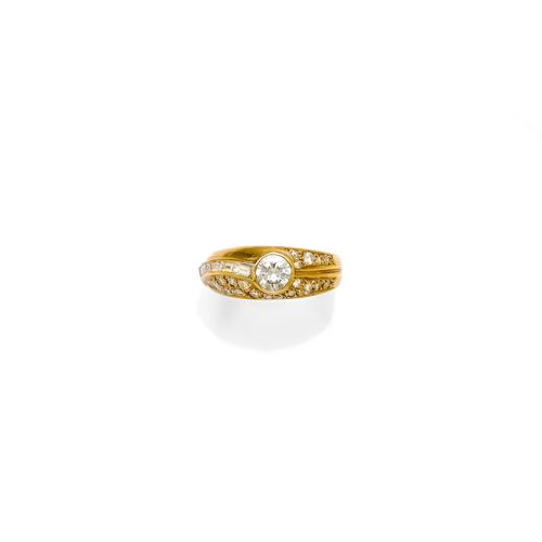 DIAMOND AND GOLD RING. Yellow gold 750. Set with 1 brilliant-cut diamond weighing ca. 0.60 ct, 5 baguette-cut diamonds and numerous brilliant-cut diamonds, weighing ca. 0.70 ct in total. Size ca. 54.