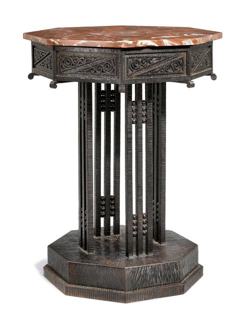 ANONYMOUS WORK SIDE TABLE, c. 1930 Wrought iron and marble. Octagonal form with geometric ornaments. H. 89 cm. W. 65 cm.