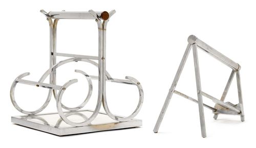 JACQUES ADNET (1900 - 1984) 1 BOTTLE HOLDER AND  1 PORTABLE BOTTLE RACK, c. 1940 Chromed steel, wood and mirror plate. L 21 and 24 x 23 x 28 cm.