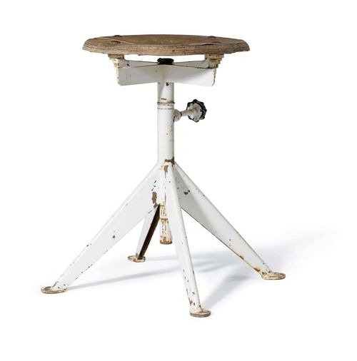 JEAN PROUVÉ (1901 - 1984) STOOL, c. 1940/50 Wood and white lacquered metal. H 51 cm. D 33 cm.
