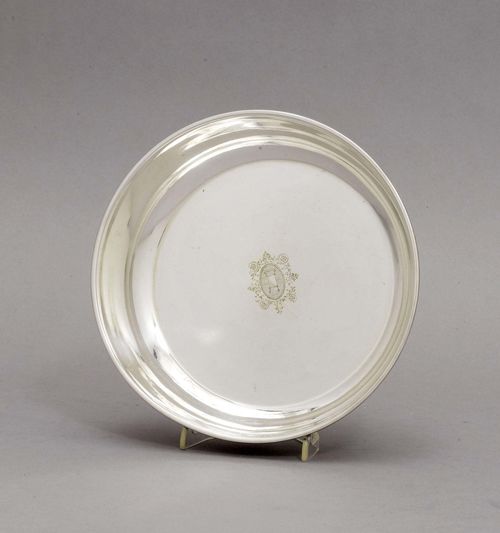 BOWL, 925 silver, France 1910-1936. Maker's mark: Olier & Caron. Round with smooth walls and surrounding laurel frieze and profiled rim. Engraved coat of arms. D 21 cm. 424 g.