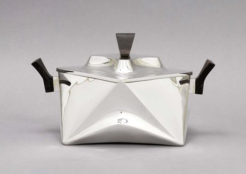 TUREEN AND COVER, silver. 20th century. Wooden handles and finial. H 17 cm. 1629 g.