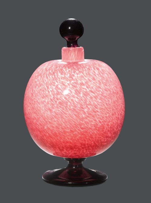 SCHNEIDER LARGE FLASK, circa 1930 Pink glass with inclusions. Spherical with round foot. Stopper, slightly chipped. Signed Schneider France. H 24 cm.