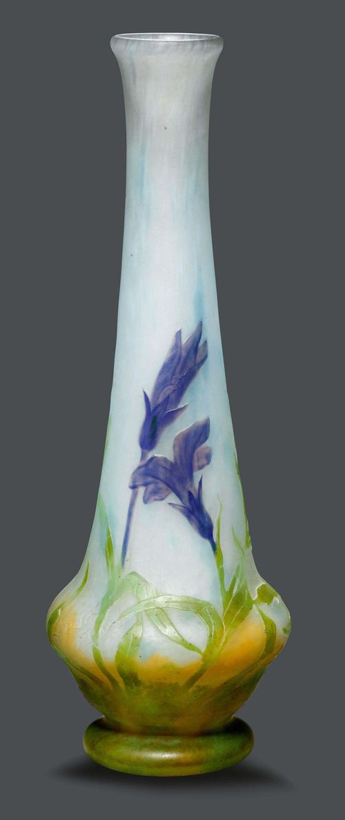 DAUM NANCY VASE SOLIFLOR, circa 1900 Light-blue glass with green and blue overlay, etched and engraved. Trumpet-shaped, decorated with gentians. Signed Daum Nancy. H 20.5 cm.