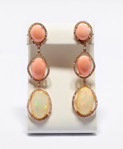 OPAL, CORAL AND DIAMOND EAR PENDANTS . Pink gold 750. Each composed of 1 flexible line of 2 oval light pink coral cabochons, of ca. 11 x 9 resp. 13 x 10 mm, and 1 fine opal cabochon, ca. 18 x 12 mm, within a diamond surround, totalling ca. 1.90 ct. L ca. 6,5 cm.
