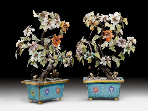 A PAIR OF HARDSTONE BLOSSOMING TREES IN CLOISONNÉ JARDINIÈRES. China, 19th/20th c. Height max. ca. 52 cm. The flowers and foliage of jade and other stones. Slight damage due to age.