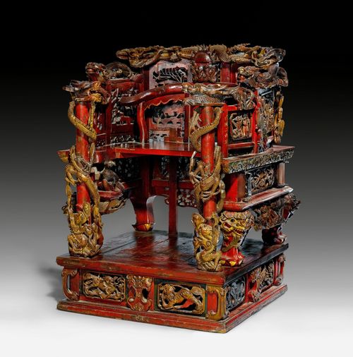 A WOODEN DRAGON SEDAN CARVED AND PAINTED IN RED, GOLD AND GREEN LACQUER WITH IMMORTALS AND MYTHICAL CREATURES. China, 19th c. 78x78x101 cm. Inscription: "Mingguo er jiu nian san yue chong xiu" (Restored in March 1940). Side-mounted metal plates for the support bars. Minor restoration.