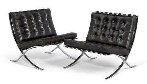 LUDWIG MIES VAN DER ROHE (1886-1969) PAIR OF CHAIRS, "MR90 Barcelona" model, designed in 1929 for Knoll International. Chrome-plated metal and black leather. 1 strap torn.
