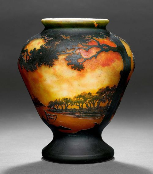 DAUM NANCY VASE, ca. 1900. Yellow glass with green overlay and etching. Baluster-shaped with landscape decoration. Signed Daum Nancy. H 20 cm.