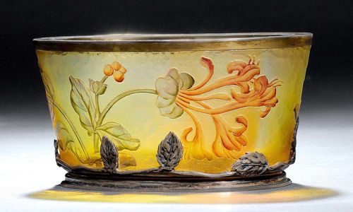 DAUM NANCY BOWL, ca. 1900. Yellow glass, etched and enamelled with silver mount. Oval bowl, decorated with orchids. Signed Daum Nancy. D 15 cm.