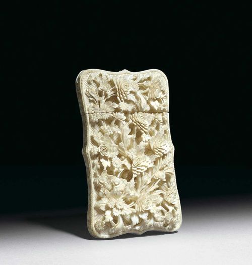 BUSINESS CARD HOLDER of ivory. Smoothly polished verso with two smaller carved cartouches with figurative garden scenes in the Chinese style. The front shows an unusually deeply-carved floral carving in the Osman-Persian taste. China, 19th century. L 10.5 cm. According to the owner, from the Palace of Sultan Mohamed VI, the last sultan of the Ottoman Empire, in Istanbul.