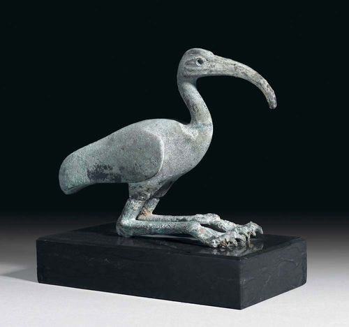 FIGURE OF AN IBIS, in antique style. Bronze with green patina, on black granite plinth. L 22 cm. Provenance: Swiss private collection.