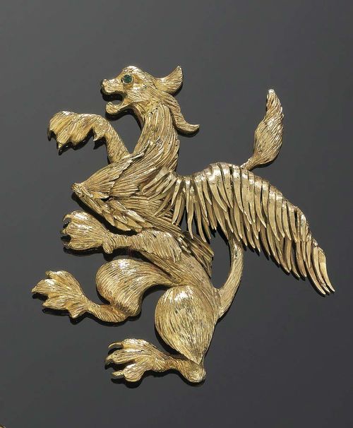 GOLD BROOCH, LALAOUNIS. Yellow gold 750. Large, decorative brooch in the shape of a griffin with 1 small emerald as an eye. Signed Ilias Lalaounis. Ca. 8 x 8 cm.