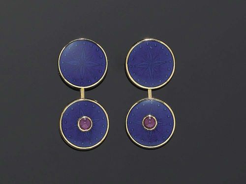 ENAMEL AND RUBY EVENING ATTIRE ORNAMENT. Yellow gold 750. Round twin cuff links, guilloche decorated and enameled cobalt-blue, decorated in the middle on one side with a ruby cabochon. 3 matching dress shirt buttons.