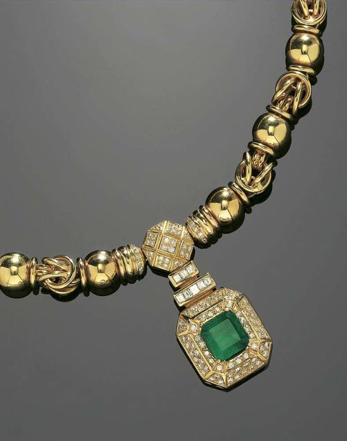 EMERALD, DIAMOND AND GOLD NECKLACE WITH BRACELET. Yellow gold 585. Casual elegant necklace with a fantasy pattern, the geometrical jewel is set with 1 octagonal emerald of ca. 3.50 ct surrounded by 120 brilliant-cut diamonds totaling 1.30 ct and 8 carré-cut diamonds totaling ca. 0.40 ct. Karabiner fastener. Matching bracelet, 35g. L 48 and 20 cm, respectively. Case included.