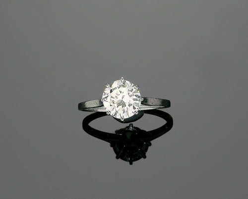 BRILLIANT-CUT DIAMOND RING. White gold 750. Attractive brilliant-cut diamond solitaire of ca. 2.75 ct, ca. E-F/VVS in classic chaton setting. Size. 63. With Diamond Report GIA No. NY666230, of 19.12.1972 with the indication E/ flawless.