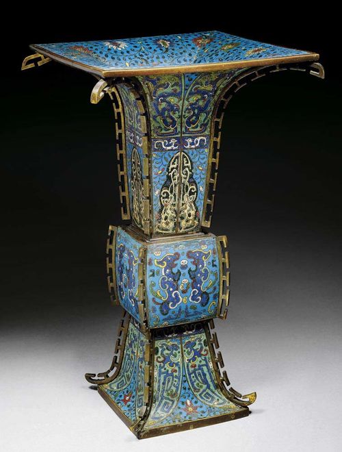 LARGE FOUR-SIDED BRONZE FUNNEL VASE WITH CLOISONNÉ DECORATION. With ungilded brass strips. The base with engraved Jingtai mark. China, 1st half of the 17th century.  H 48 cm. Two ends of the ridges replaced.