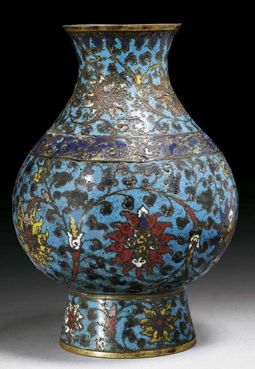 HU TYPE VASE WIT CLOISONNÉ DECORATION ON TURQUOISE GROUND. The base with the 4 sign Jingtai mark. China, 16th century. H 24 cm. Small losses.