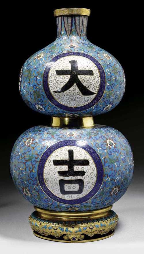LARGE DOUBLE GOURD VASE IN FINE CLOISONNÉ. Turquoise ground. With two large cartouches with script. Separate gilt foot with enamel inlay. China, Qianlong period, H 48 cm. Minor damage.