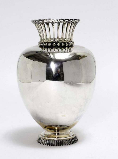 VASE, Germany, ca. 1930. Maker's mark: Wilkens und Söhne Smooth walls, retracted neck. Open-worked, protruding collar. H 32 cm, 1290 g.