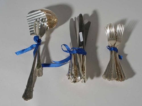 CUTLERY SET. Germany 20th century. Hofmünster. Comprising: 12 dinner knives, 12 dinner forks, 12 soup spoons, 12 fish knives and 12 fish forks, 12 dessert forks, 12 dessert knives and 11 dessert spoons, 18 cream spoons, 13 ice cream spoons, 12 fruit forks, 12 fruit knives, 12 cake forks and various serving implements. Total 196 pieces