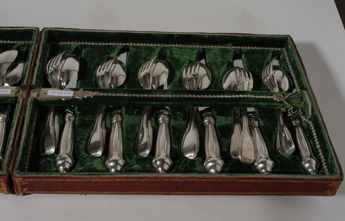 CUTLERY SET. Knifes and forks Augsburg 1761. The spoons Zurich 18th century. Maker's mark Abraham Warnberger. Reeded borders. Comprising: 12 knives, 12 forks and 12 dinner knives.