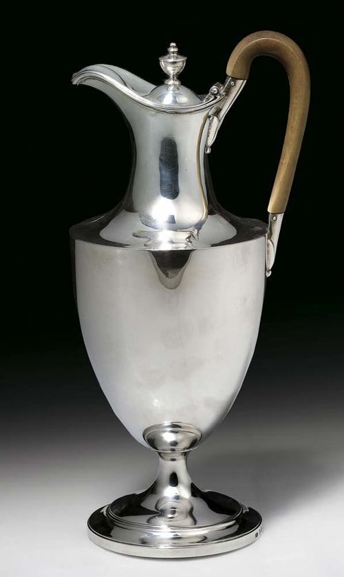 JUG. Dublin 1874 Maker's mark John Smith. Vase-shaped jug with hinged lid. Shaped wooden handle. H 29 cm, 650 g.