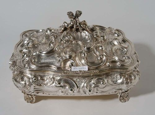 LARGE CASKET. In Baroque style, probably Italy, 19/20th century. With chased and embossed scrolls, rocaille and fruits. With corresponding lid also decorated with figures of 2 boys. Gilt interior. 31x26x19 cm.