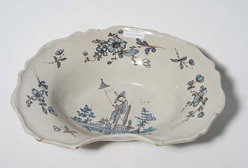 CHINOISERIE DECORATED BARBER'S BOWL, Northern France, 2nd half of the 18th century. Painted in blue camaïeu and edged in manganese. D 31.5cm. Provenance: private collection, South Germany.