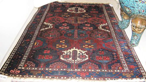 BACHTIAR old. Finely knotted Bachtiar in attractive wool. Honeycomb patterned central field in red and blue tones with stylised plant motifs. Good condition. 255x170 cm.