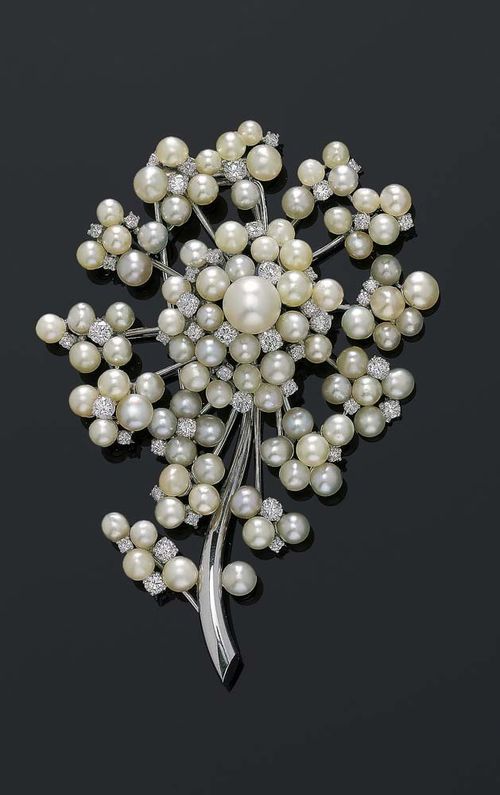 PEARL AND BRILLIANT-CUT DIAMOND BROOCH. White gold 750. Large decorative brooch in the shape of a stylised flower, and set with 89 white and light off-white natural pearls with a ca. 4.35 to 8.91 mm Ø, almost round to bouton-shaped with 47 brilliant-cut diamonds totalling ca. 2.50 ct inbetween. With Gübelin Pearl Report No. 0503123, May 2005.
