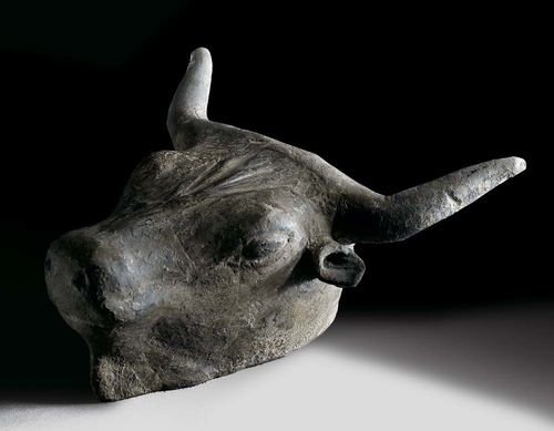 BULL'S HEAD, in antique style. Terracotta. width 13 cm, L 12 cm.
