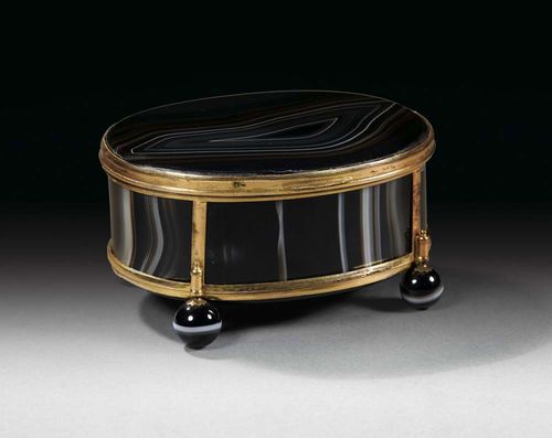 AGATE COFFER, Germany, 19th century Sardonyx agate with brown-white bands, with gilt metal mount. The sides and lid with agate plaques. 9.5 x 7.3 x 5 cm.