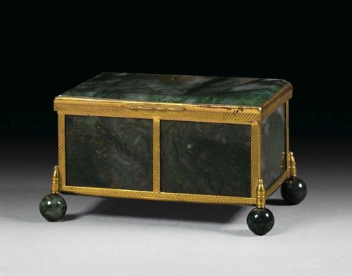 MOSS AGATE COFFER, Germany, 19th century Facetted green moss agate plaques, gilt metal mount with lattice work ornament. 9 x 5.5 x 5.5 cm.