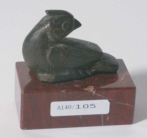SMALL BRONZE BIRD.China, probably Song Dynasty, L 6 cm. With a turned-back head and engraved feathers. Small drill hole on the bottom.