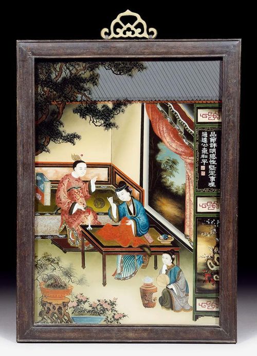 FINE PAINTING ON GLASS.China, early 19th century. 50x34.5 cm. Young couple in an elegant interior. The man is seated on a bed talking, while the woman is embroidering and listening to him. In the foreground, a maid is preparing tea. A pine bough in the upper edge, bonsai pots and the rim of a tiled roof indicate that the perspective is that of looking inwards from a terrace. To the right: an open window with a delicately painted natural landscape, from which the influence of European painting tradition can be clearly gathered by effects of light and shadow. Original wooden frame.