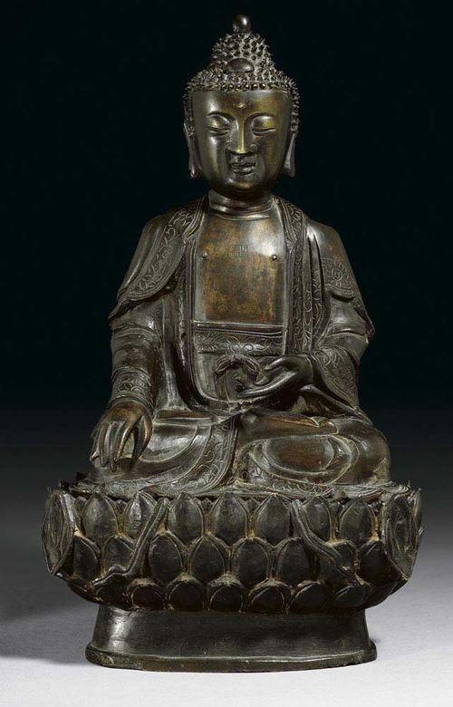SEATED BUDDHA. Dark patinated bronze. Finely worked face. China, 16th century, H 35 cm.