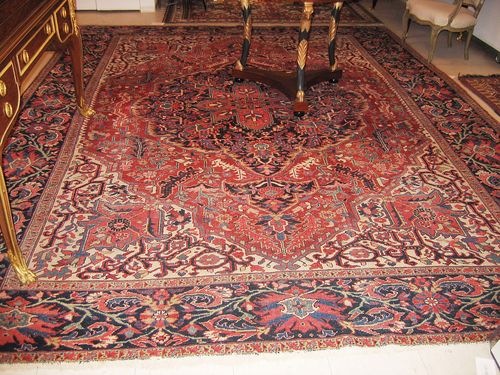 HERIZ old Red and blue central medallion on white ground, typically patterned with stylized plant motifs, attractive dark blue border with large flowers, signs of wear, 380x290 cm.