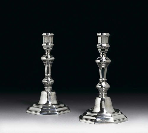 PAIR OF CANDLE HOLDERS. Grenoble circa 1730. With maker's mark. H 20 cm. 750 g.