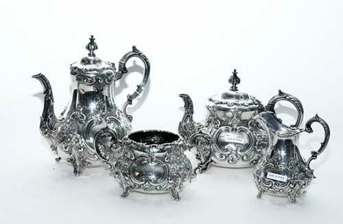 COFFEE SET AND TEA SET. London, 1873.Maker's mark DHCH, probably Hands & Son. With C-curves, blossoms, acanthus and rocaille decorations in the "2nd Rococo" style, monogrammed medallions and bud finial. Engraved 15 September 1875. Consisting of coffee pot, tea pot, milk pot, sugar bowl, assorted tray (silver-gilt), H of the coffee pot 26.5 cm. Total weight 2780 g (without tray).
