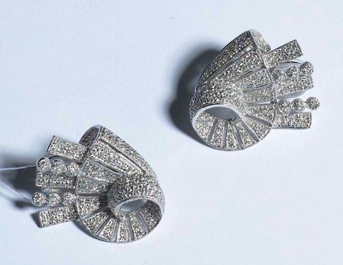 BRILLIANT-CUT DIAMOND CLIP EARRINGS. White gold 750. Fancy open-worked clip earrings with studs with fan-shaped rolled band motif, set with 332 brilliant-cut diamonds totalling ca. 2.26 ct.