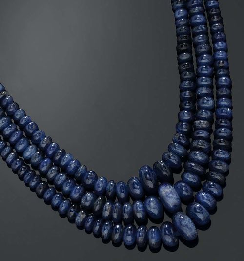 SAPPHIRE NECKLACE. Very decorative, 3-row necklace consisting of numerous graduated sapphire rondelles of ca. 4 - 11.3 mm Ø, totalling ca. 465.00 ct. On blue/silver cordon. Adjustable length.