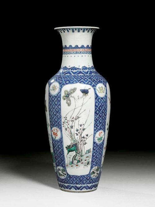 SLENDER VASE with four cartouches in Famille Verte colours, rhombus pattern ground in underglaze blue and narrow ruyi and cloud border on the neck. In the Kangxi style. China, 19th century. H 45.5 cm.