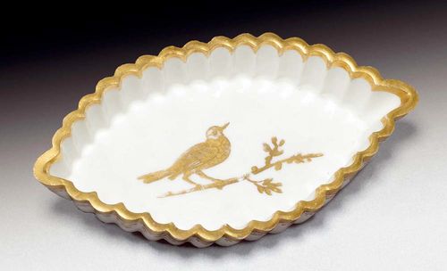 RARE SWEET DISH WITH AUGSBURG GOLD PAINTING, Meissen, circa 1720-25.Gadrooned sides with Augsburg border, the inside fluted and painted with a bird with richly detailed feathers. D 14.5cm. Gilding slightly rubbed. Provenance: from a private collection, Solothurn