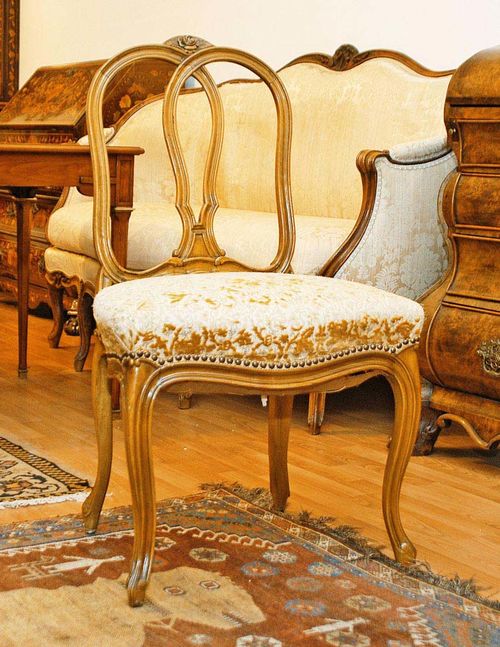 SET OF 4 "BREZELSTUHL" CHAIRS, late Louis XV, Switzerland, 18th/19th century. Molded walnut carved with flowers. Heavily worn light orange silk velour covers. 55x40x45x97 cm.