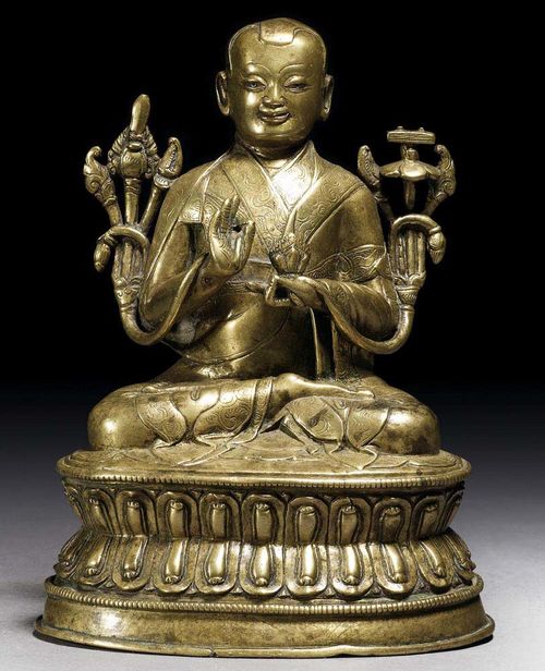 HIGH LAMA. In light bronze alloy figure with inlaid silver eyes and copper lips. Tibet, ca. 17th century. H 18 cm.