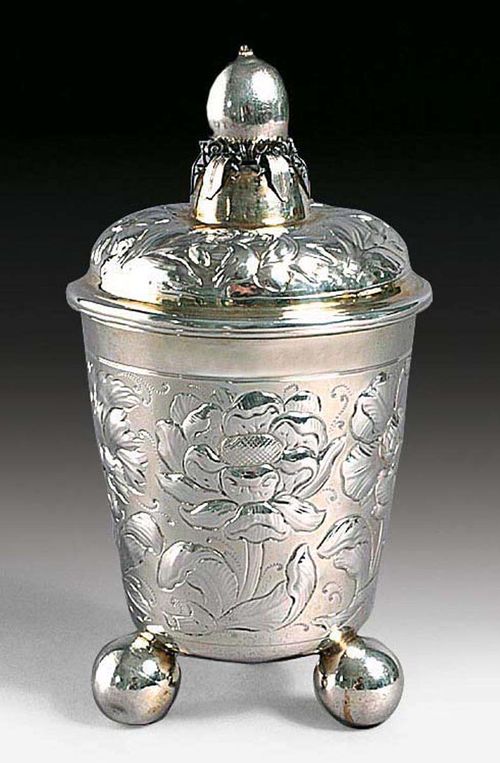 BEAKER WITH LID. Augsburg, 1670.Maker's mark Melchior Burtenbach. Parcel gilt. With chased and embossed flowers on all sides. H 22 cm. 470 g.