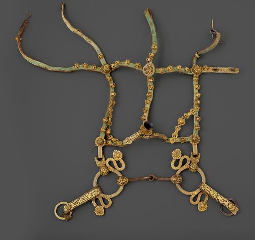 鐵戟金套馬頭裝飾皮鏈。西藏，大約18世紀。