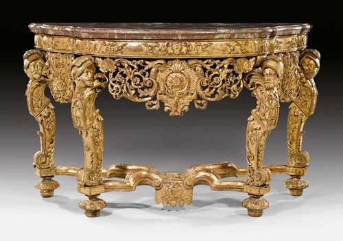 IMPORTANT CONSOLE "AUX TETES DE ROMAINS",Louis XIV, after drawings by D. MAROT (Daniel Marot, 1663-1752), The Netherlands circa 1680/1700. Pierced and exceptionally finely carved gilt oak. "Breche" top. The frame can be dismantled. Restorations to the gilding and patina. 140x60x88 cm.